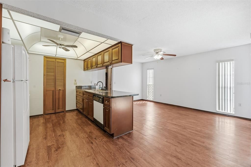 合同活跃: $234,900 (2 贝兹, 2 浴室, 1388 平方英尺)