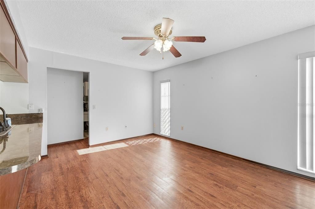 合同活跃: $234,900 (2 贝兹, 2 浴室, 1388 平方英尺)