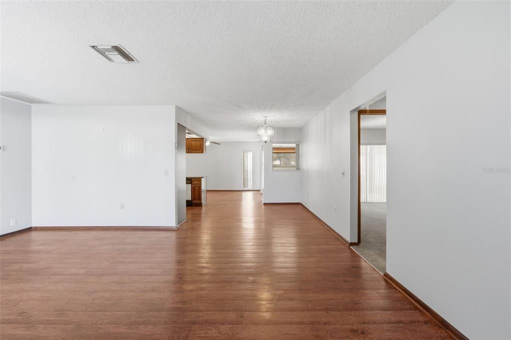 合同活跃: $234,900 (2 贝兹, 2 浴室, 1388 平方英尺)