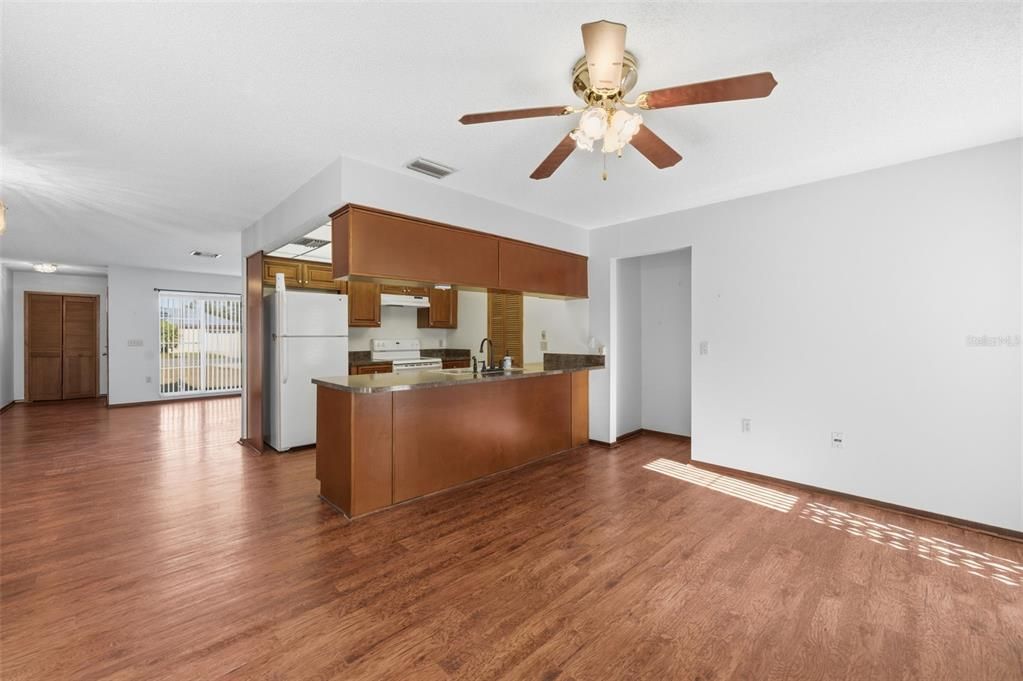 合同活跃: $234,900 (2 贝兹, 2 浴室, 1388 平方英尺)