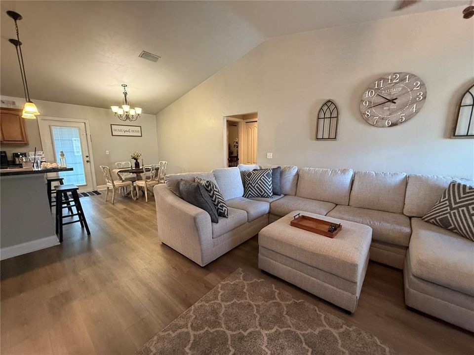 待售: $333,900 (3 贝兹, 2 浴室, 1335 平方英尺)