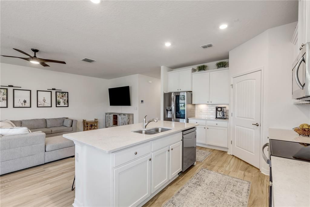 На продажу: $420,000 (4 спален, 2 ванн, 2059 Квадратных фут)