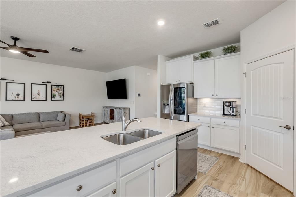 На продажу: $420,000 (4 спален, 2 ванн, 2059 Квадратных фут)