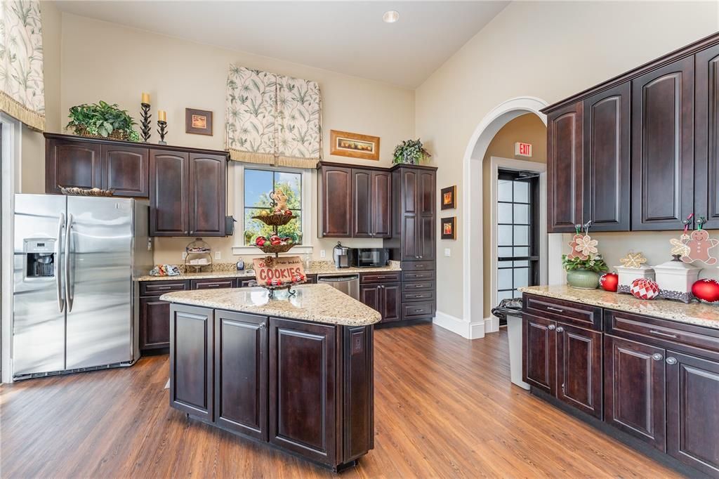 На продажу: $529,900 (3 спален, 2 ванн, 2046 Квадратных фут)