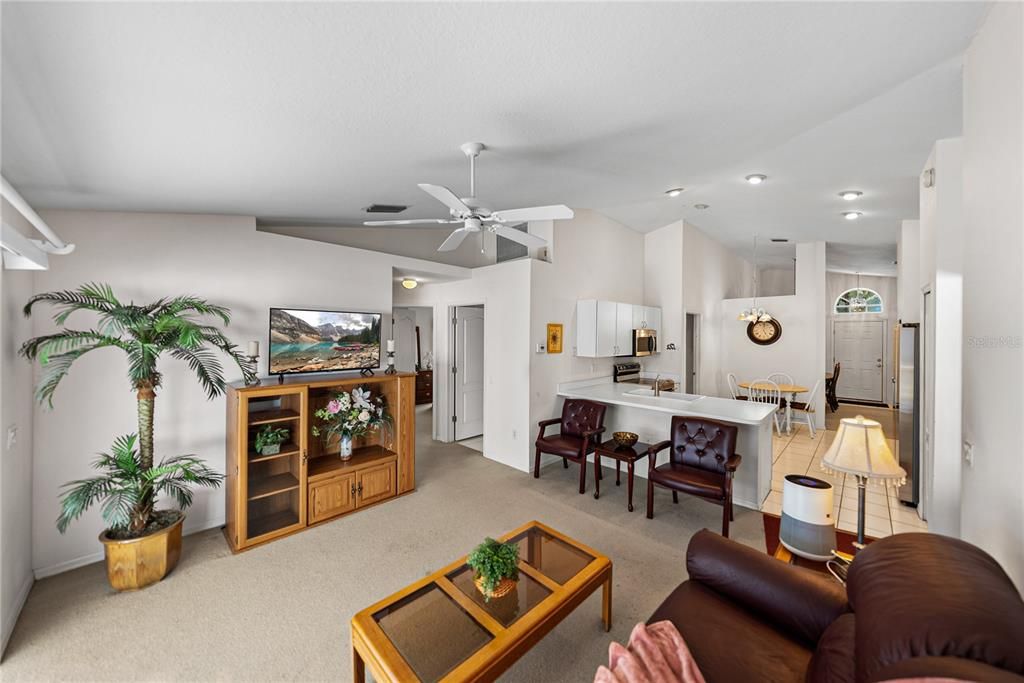 Под контрактом: $329,900 (3 спален, 2 ванн, 1439 Квадратных фут)