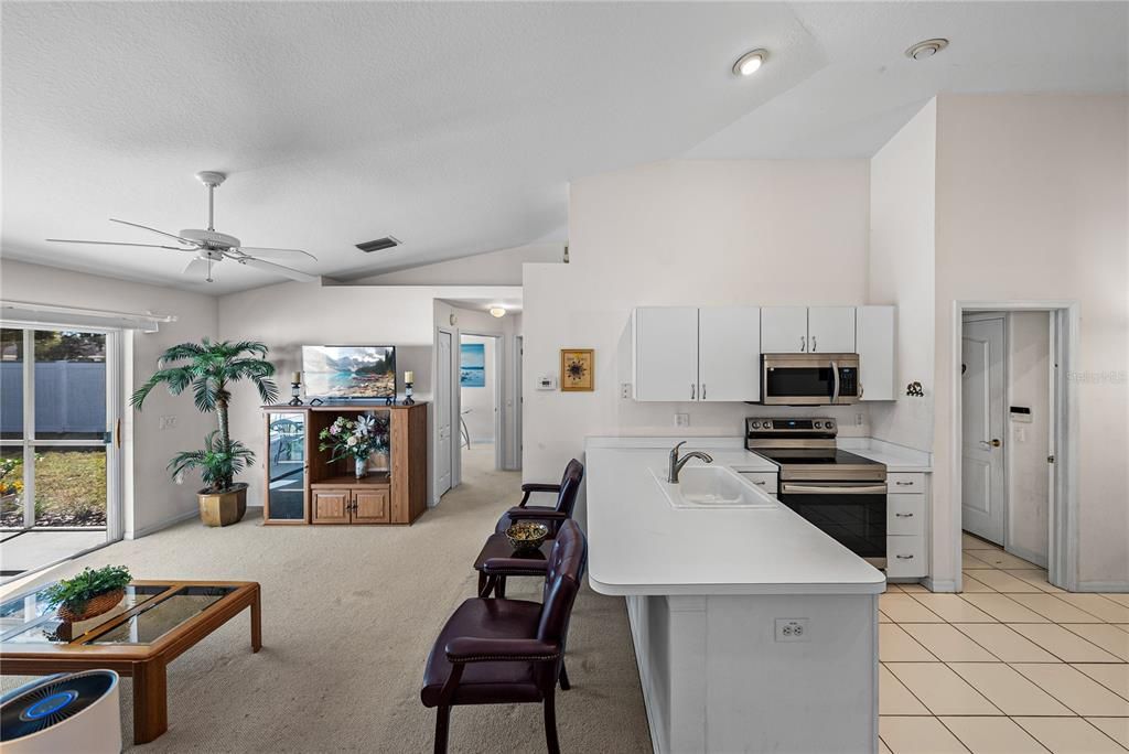 Под контрактом: $329,900 (3 спален, 2 ванн, 1439 Квадратных фут)