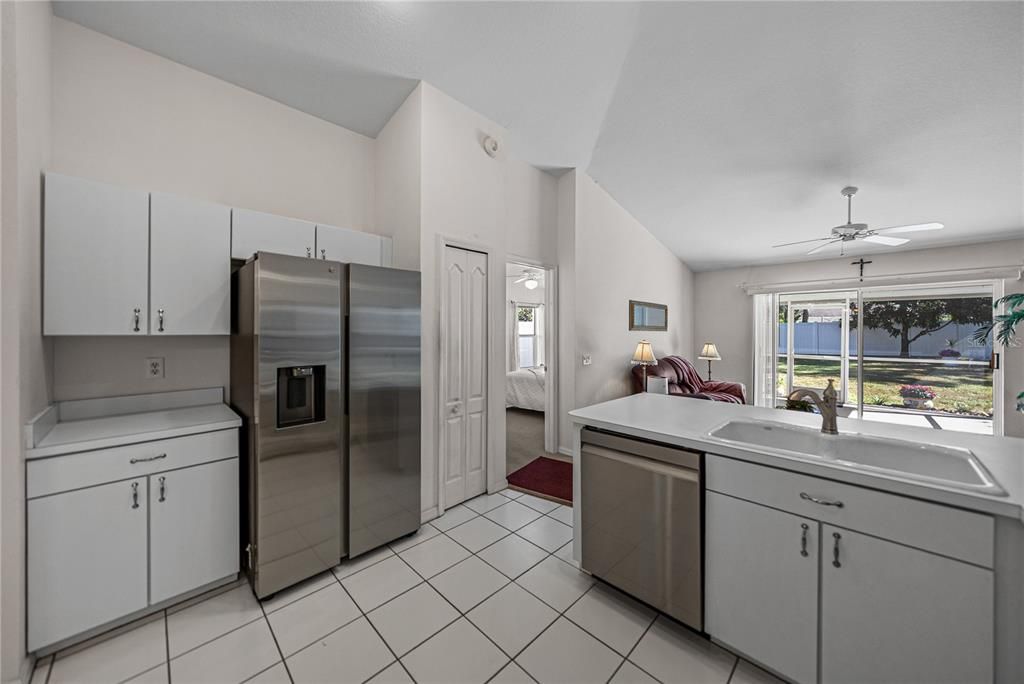 Под контрактом: $329,900 (3 спален, 2 ванн, 1439 Квадратных фут)