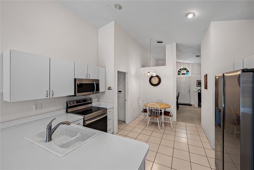 Под контрактом: $329,900 (3 спален, 2 ванн, 1439 Квадратных фут)