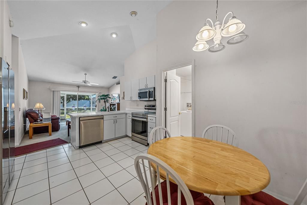 Под контрактом: $329,900 (3 спален, 2 ванн, 1439 Квадратных фут)