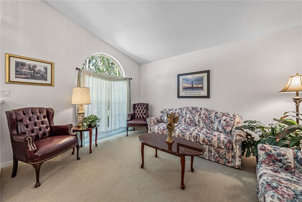 Под контрактом: $329,900 (3 спален, 2 ванн, 1439 Квадратных фут)