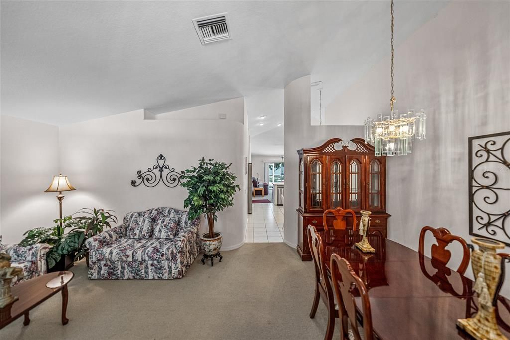 Под контрактом: $329,900 (3 спален, 2 ванн, 1439 Квадратных фут)