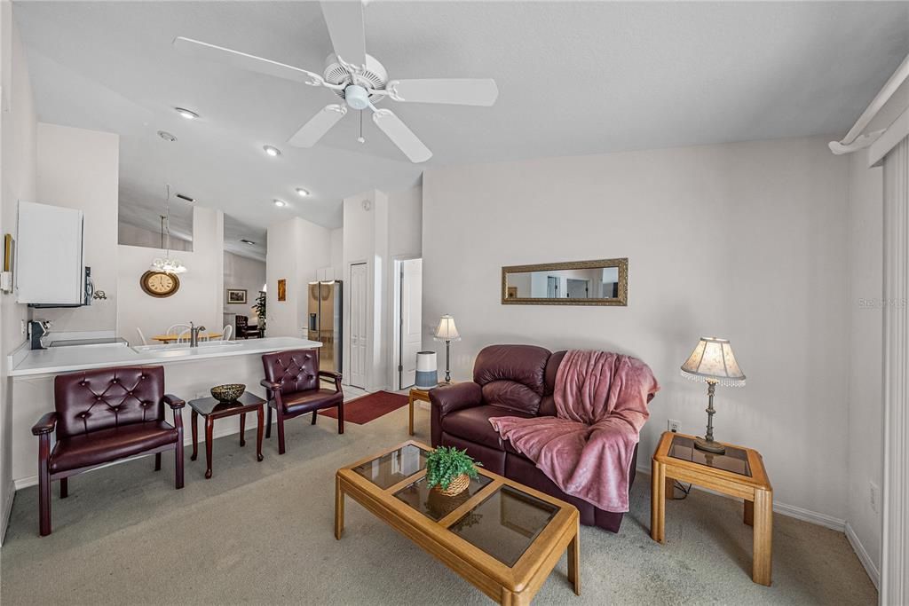 Под контрактом: $329,900 (3 спален, 2 ванн, 1439 Квадратных фут)