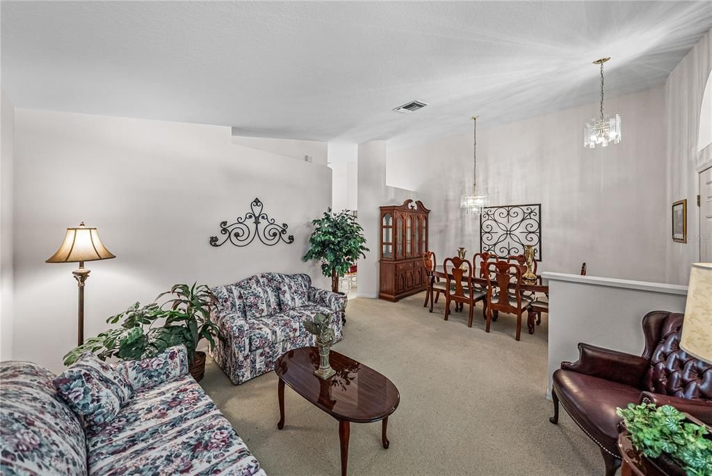 Под контрактом: $329,900 (3 спален, 2 ванн, 1439 Квадратных фут)