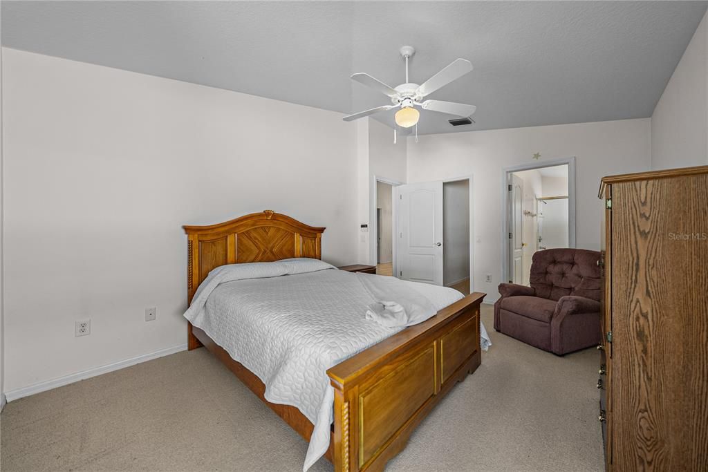 Под контрактом: $329,900 (3 спален, 2 ванн, 1439 Квадратных фут)