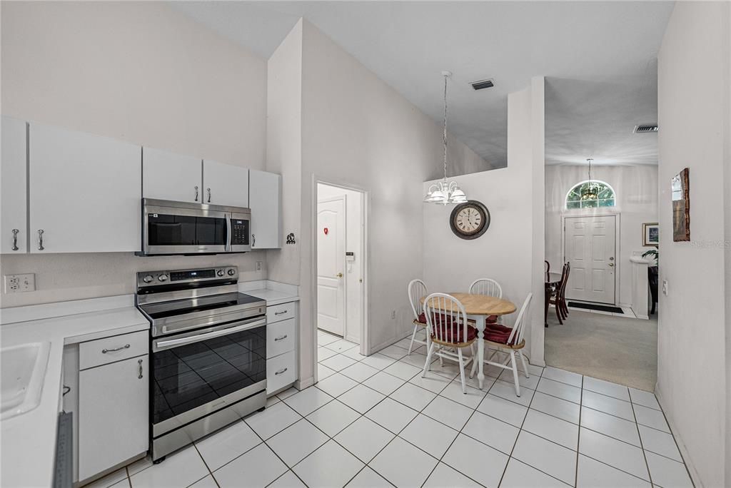 Под контрактом: $329,900 (3 спален, 2 ванн, 1439 Квадратных фут)