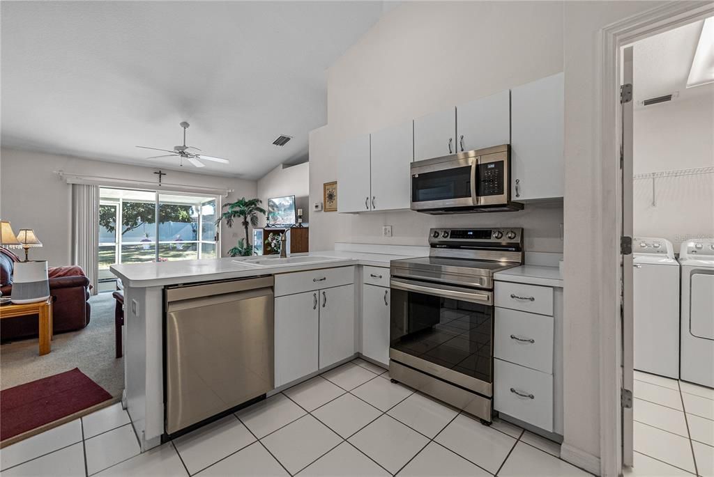 Под контрактом: $329,900 (3 спален, 2 ванн, 1439 Квадратных фут)