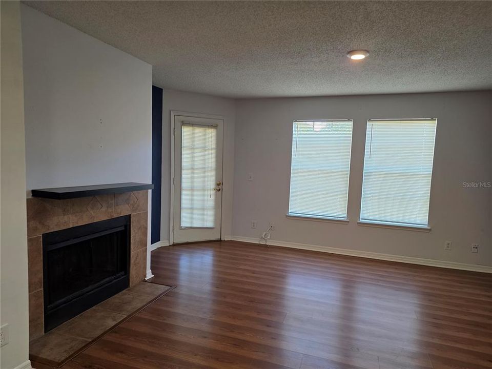 待售: $169,000 (2 贝兹, 2 浴室, 991 平方英尺)