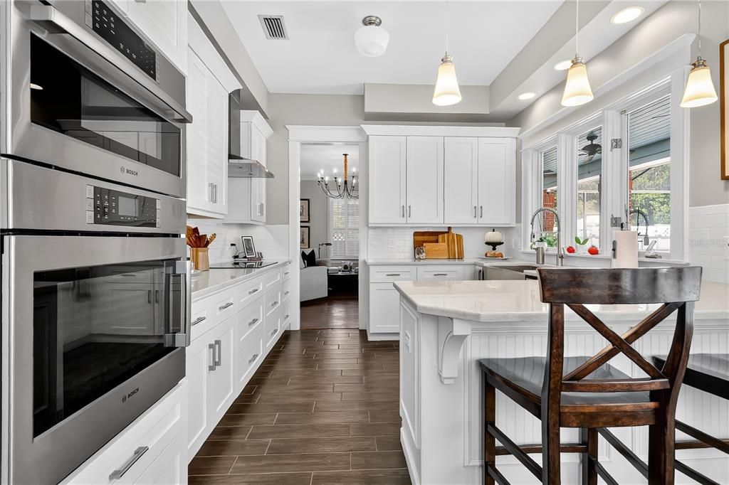 合同活跃: $925,000 (4 贝兹, 3 浴室, 3175 平方英尺)