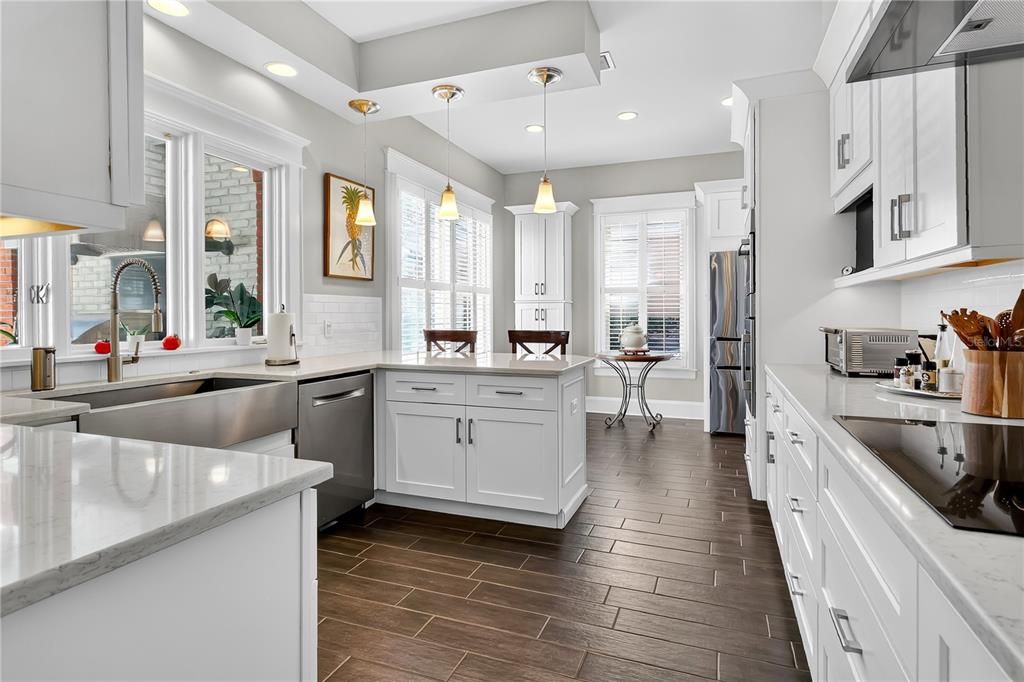 合同活跃: $925,000 (4 贝兹, 3 浴室, 3175 平方英尺)