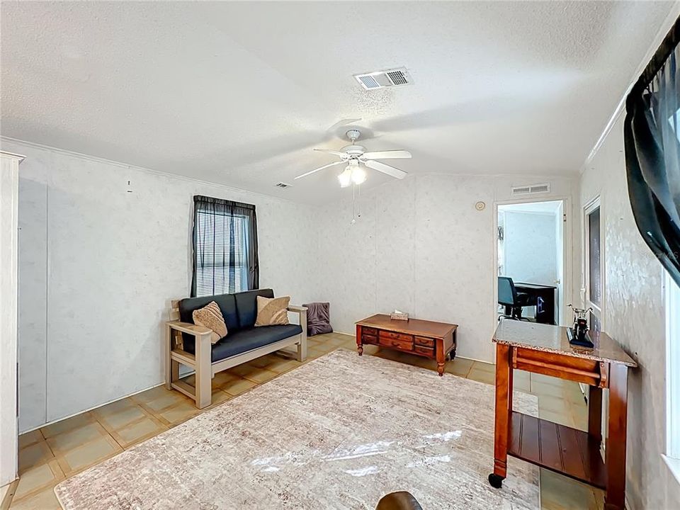 待售: $199,000 (2 贝兹, 2 浴室, 980 平方英尺)