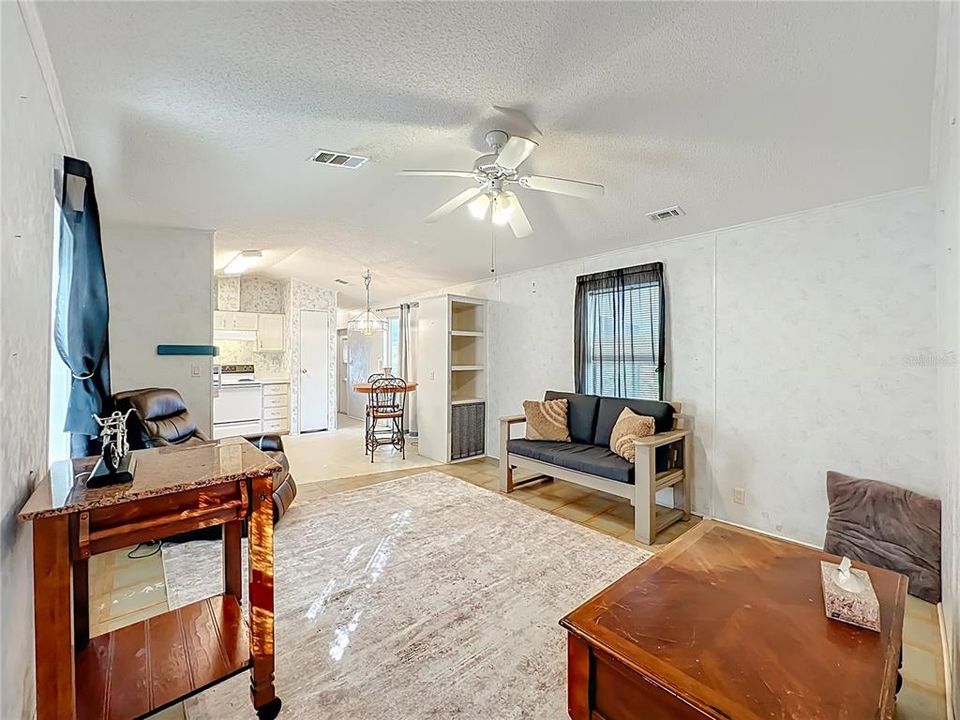 待售: $199,000 (2 贝兹, 2 浴室, 980 平方英尺)