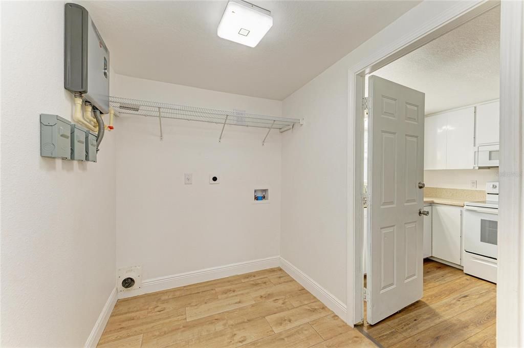 Под контрактом: $350,000 (4 спален, 2 ванн, 1199 Квадратных фут)