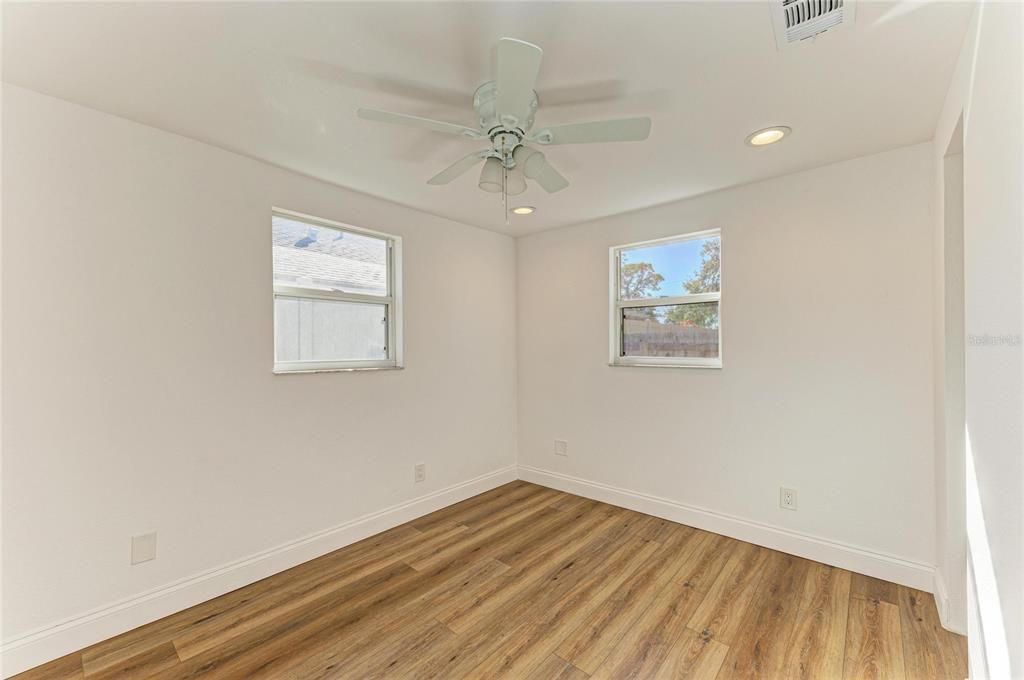 Под контрактом: $350,000 (4 спален, 2 ванн, 1199 Квадратных фут)