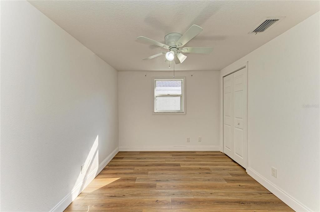 Под контрактом: $350,000 (4 спален, 2 ванн, 1199 Квадратных фут)