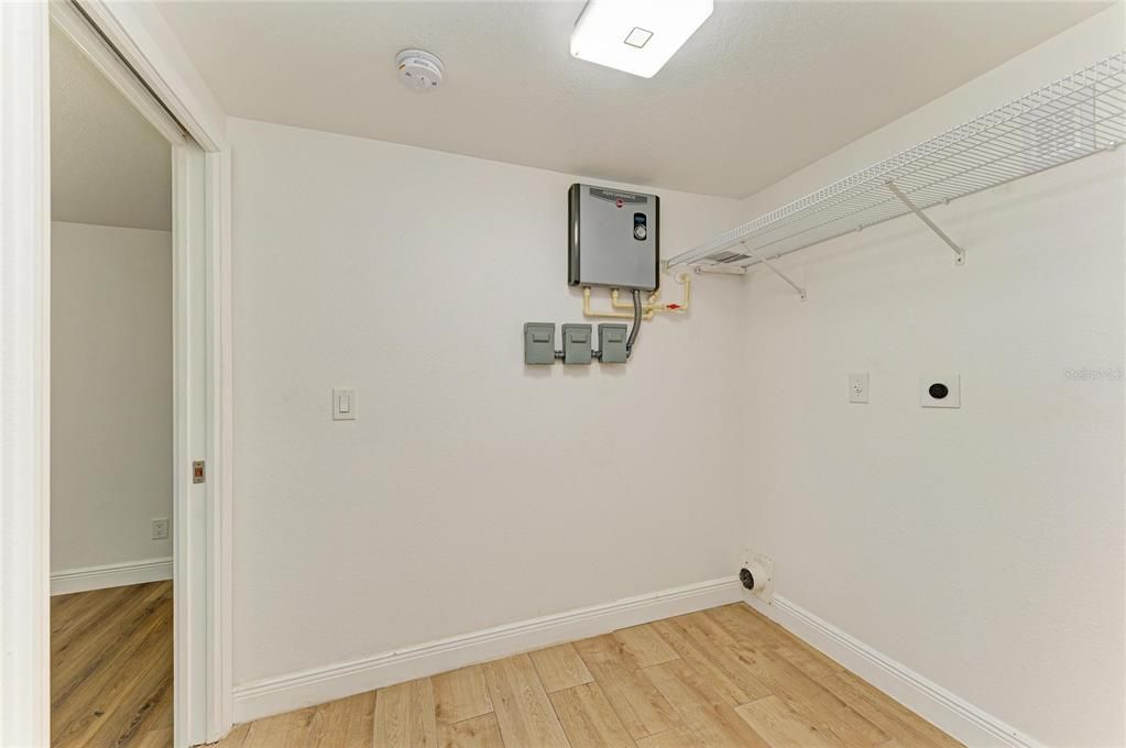 Под контрактом: $350,000 (4 спален, 2 ванн, 1199 Квадратных фут)