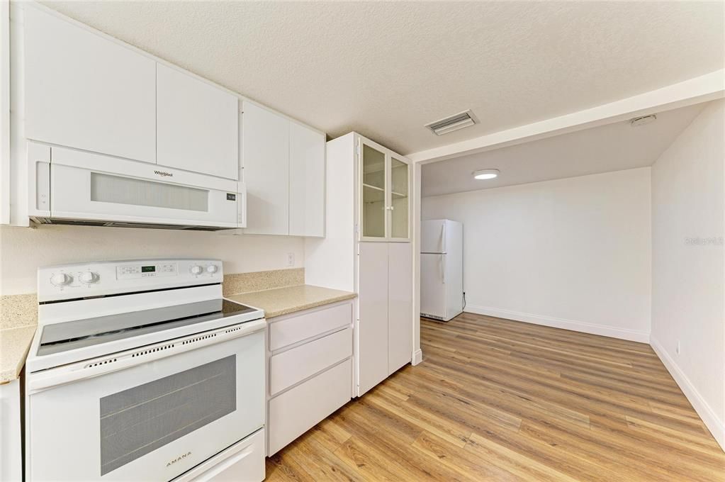 Под контрактом: $350,000 (4 спален, 2 ванн, 1199 Квадратных фут)