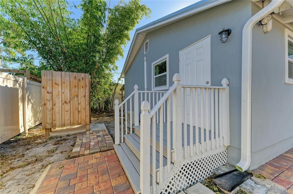 Под контрактом: $350,000 (4 спален, 2 ванн, 1199 Квадратных фут)