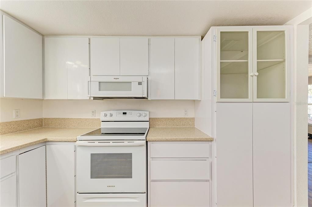 Под контрактом: $350,000 (4 спален, 2 ванн, 1199 Квадратных фут)