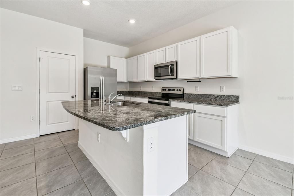 For Rent: $2,000 (3 beds, 2 baths, 1673 Square Feet)