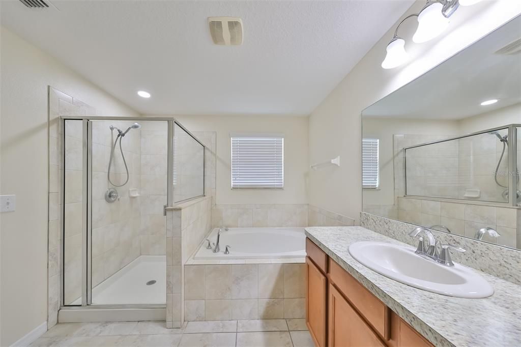 合同活跃: $289,000 (4 贝兹, 2 浴室, 1805 平方英尺)