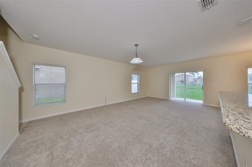 合同活跃: $289,000 (4 贝兹, 2 浴室, 1805 平方英尺)