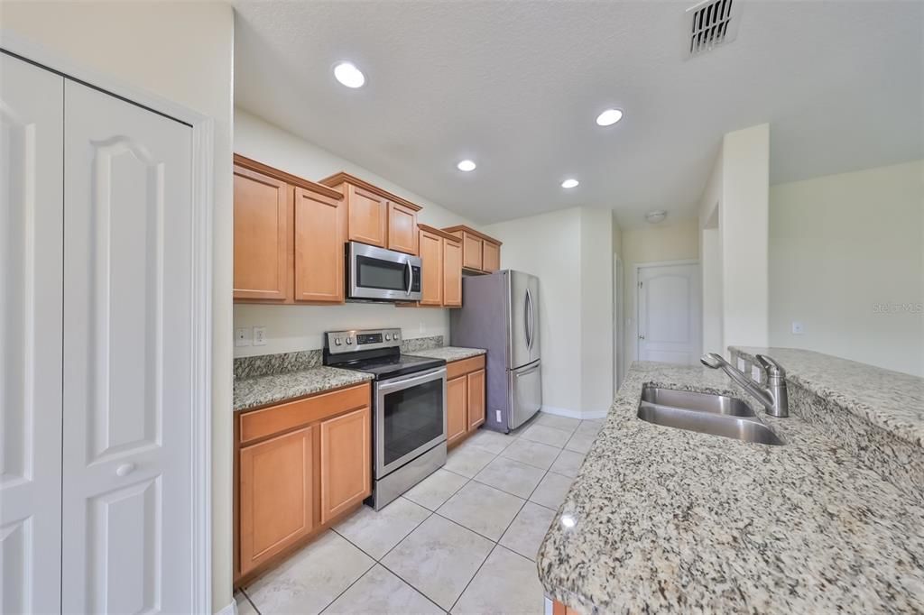 合同活跃: $289,000 (4 贝兹, 2 浴室, 1805 平方英尺)