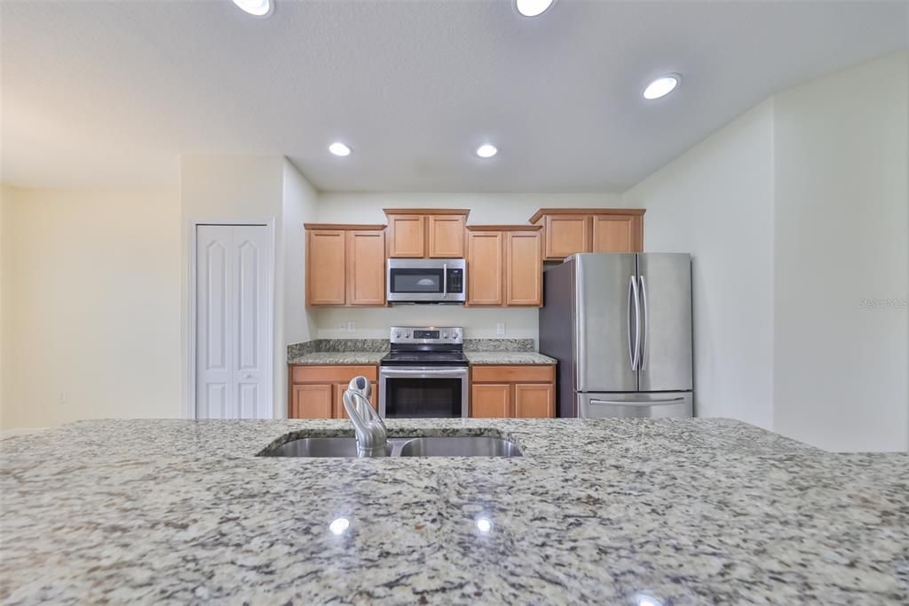 合同活跃: $289,000 (4 贝兹, 2 浴室, 1805 平方英尺)