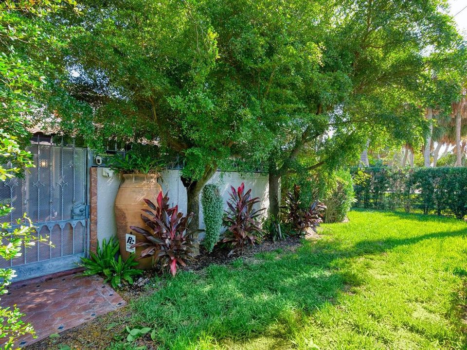 For Sale: $2,050,000 (2 beds, 2 baths, 3913 Square Feet)