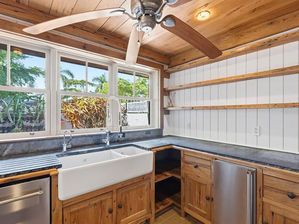 For Sale: $2,050,000 (2 beds, 2 baths, 3913 Square Feet)