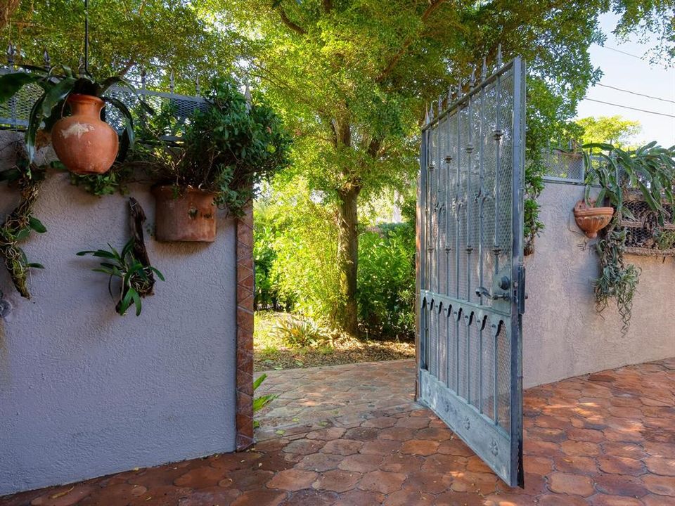 For Sale: $2,050,000 (2 beds, 2 baths, 3913 Square Feet)