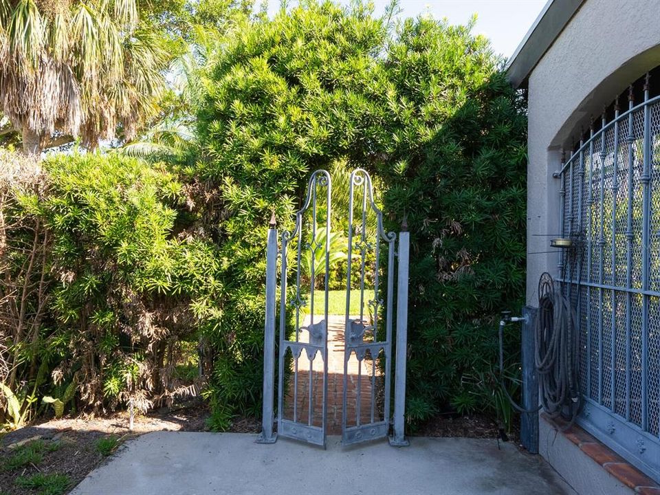 For Sale: $2,050,000 (2 beds, 2 baths, 3913 Square Feet)