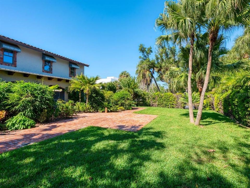 For Sale: $2,050,000 (2 beds, 2 baths, 3913 Square Feet)