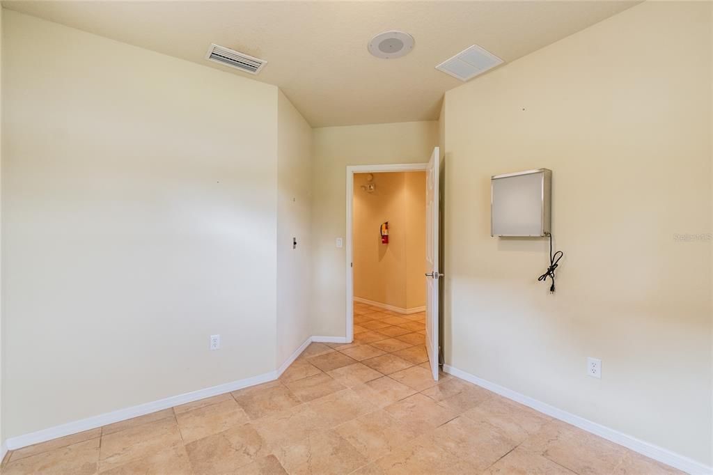 合同活跃: $915,000 (0 贝兹, 0 浴室, 1992 平方英尺)