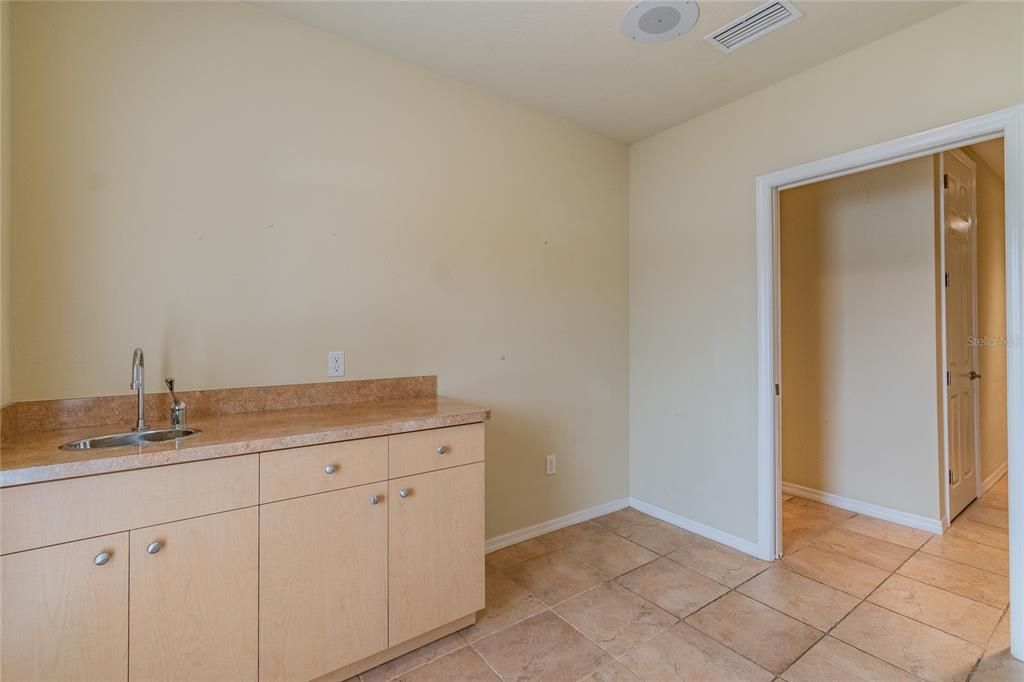 合同活跃: $915,000 (0 贝兹, 0 浴室, 1992 平方英尺)