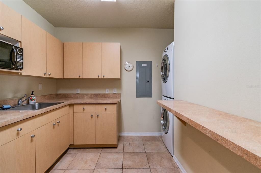 合同活跃: $915,000 (0 贝兹, 0 浴室, 1992 平方英尺)