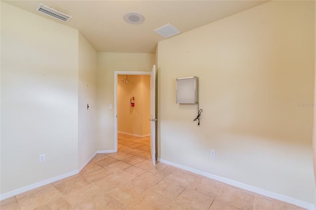 合同活跃: $915,000 (0 贝兹, 0 浴室, 1992 平方英尺)