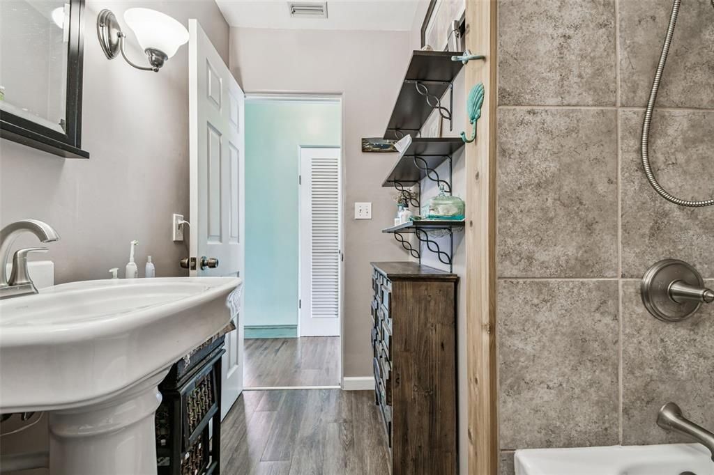 For Sale: $288,500 (2 beds, 1 baths, 1196 Square Feet)