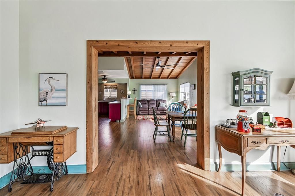 For Sale: $288,500 (2 beds, 1 baths, 1196 Square Feet)