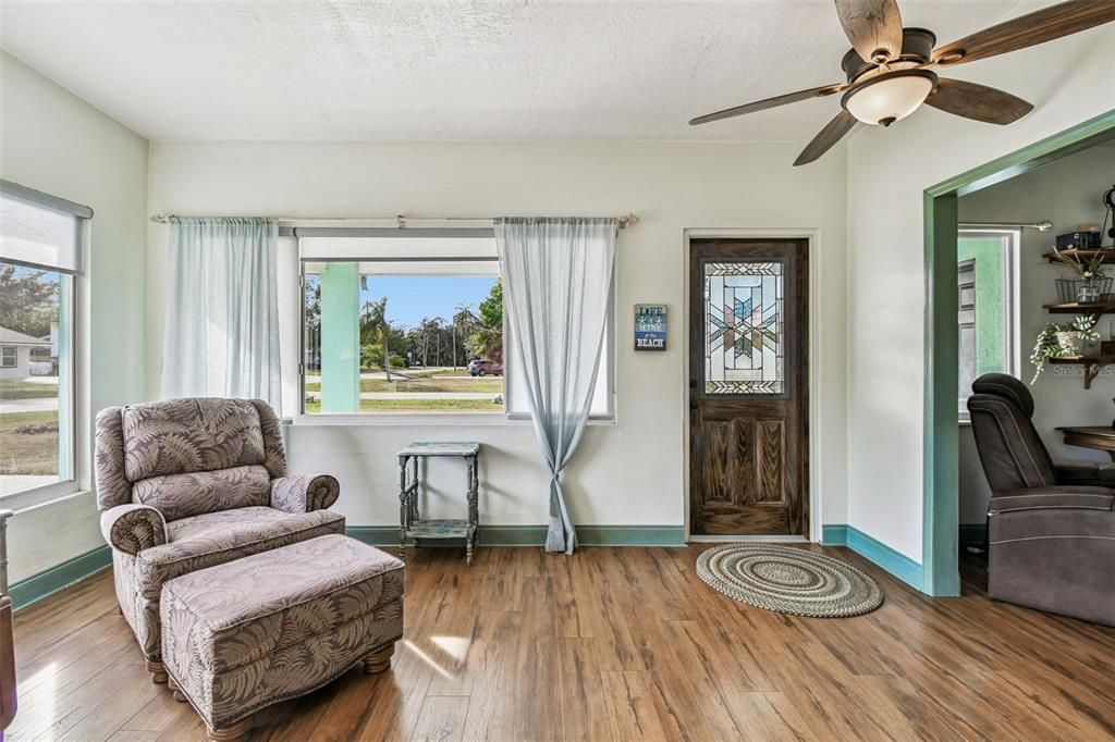 For Sale: $288,500 (2 beds, 1 baths, 1196 Square Feet)