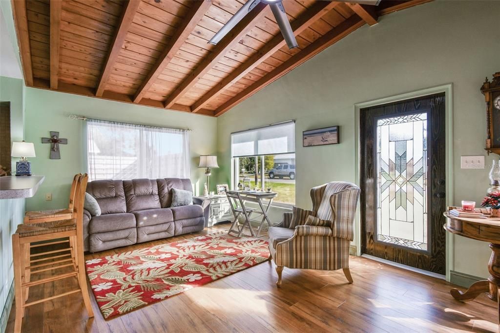 For Sale: $288,500 (2 beds, 1 baths, 1196 Square Feet)